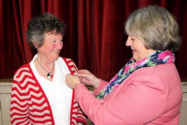 Merrill Bayley receives the Presidents Badge from Julie.jpg